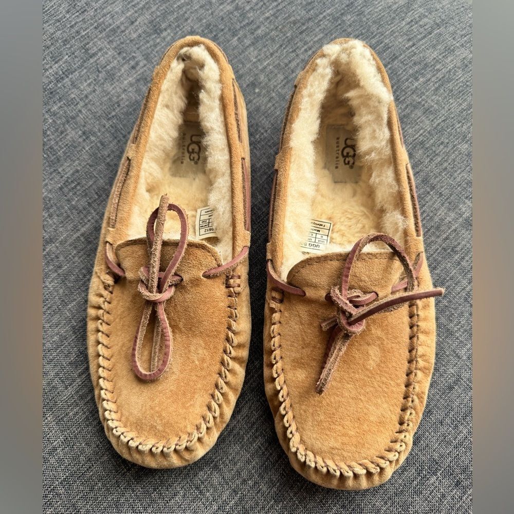UGG Shearling Moccasin Slippers Loafers Flats Size 8 Dakota - Picture 2 of 9